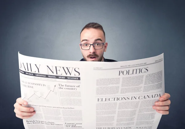 Empresário lendo jornal — Fotografia de Stock