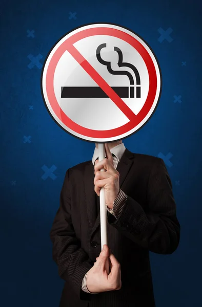 Empresário segurando não fumar sinal — Fotografia de Stock