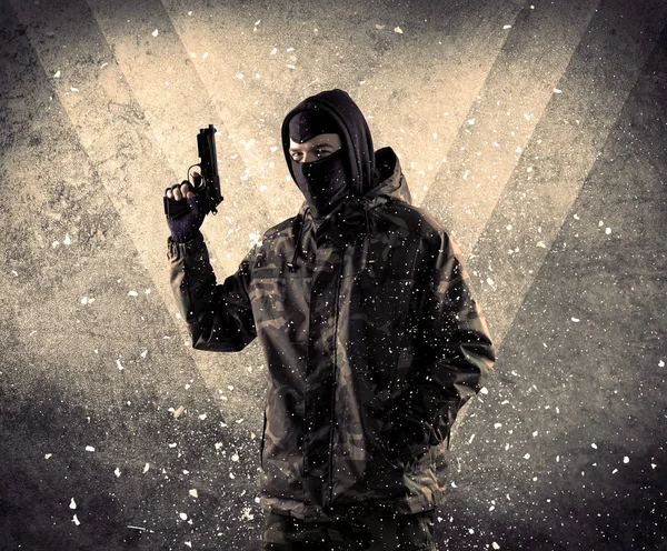 Eski backgro tehlikeli Maskeli silahlı askerlerle portresi