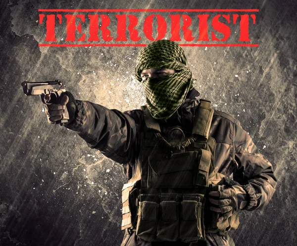 Dangerous masked and armed man with terrorist sign on grungy bac — Stock Photo, Image