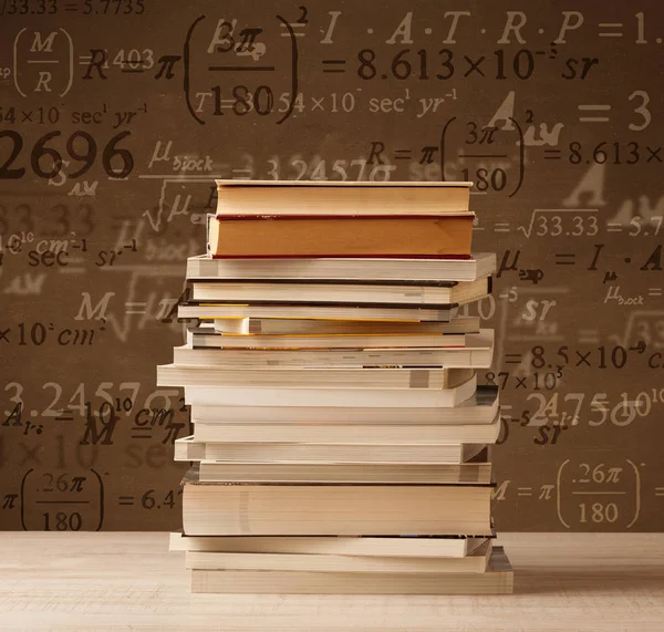 Bücher über Vintage-Hintergrund mit mathematischen Formeln — Stockfoto