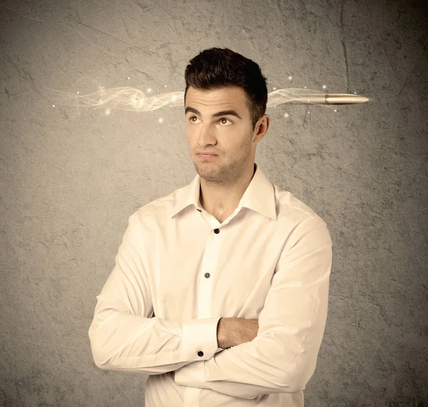 Snabb kreativ försäljning kille med rökning kula — Stockfoto