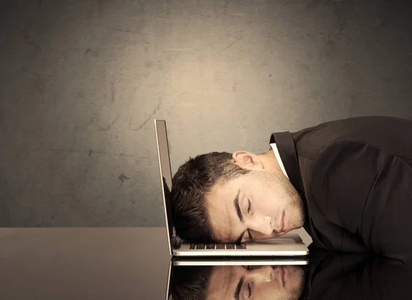 Frustrovaná hlava podnikatele na klávesnici — Stock fotografie