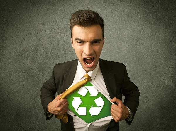 Enviromentalist homem de negócios rasgando fora camisa com sinal de reciclagem — Fotografia de Stock