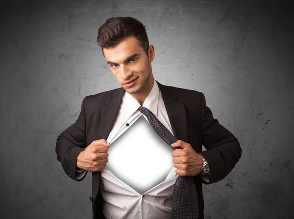 Empresário arrancando sua camisa com copyspace branco no peito — Fotografia de Stock