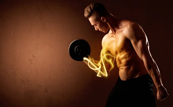 Gespierd lichaam bouwer tillen gewicht met energie lichten op de biceps — Stockfoto