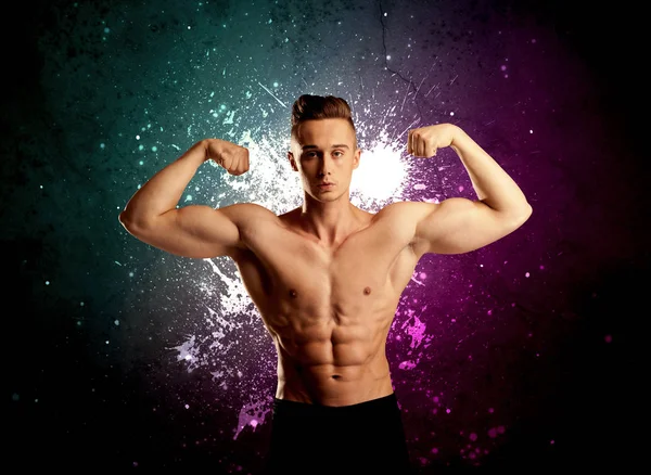 Çekici kaslı adam ağırlık kaldırıyor.