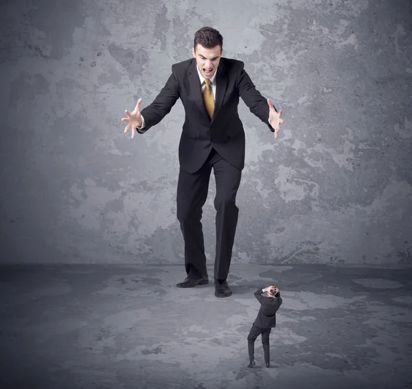 Büyük patron küçük iş arkadaşı arıyorum