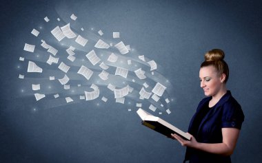 Genç Bayan holding kitap 