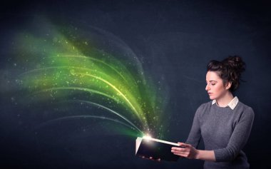 Genç Bayan dalga ile kitap