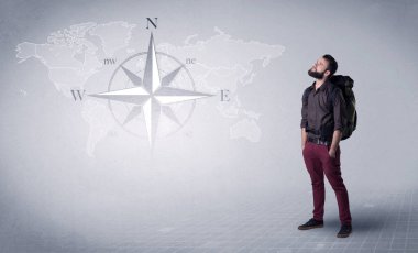 Sırt çantalı genç adam.