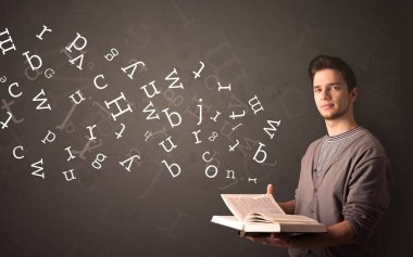 Genç adam kitap harfleri ile