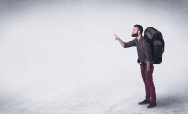 Sırt çantalı genç adam.