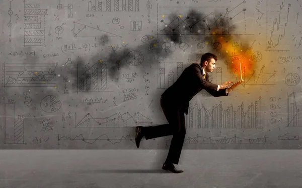 Yangın dizüstü bilgisayarı olan bir iş adamı