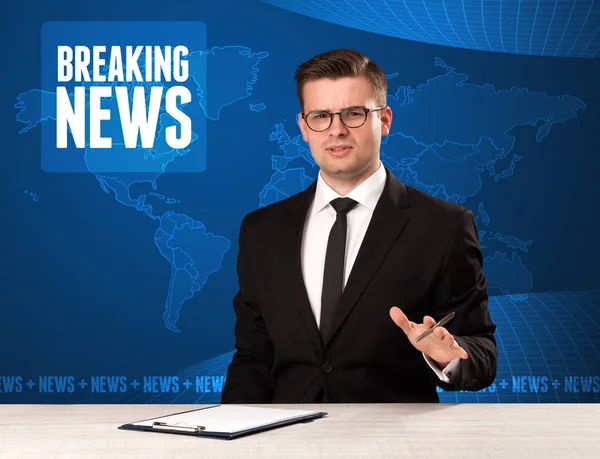 Television presenter in front telling breaking news with blue mo — Stock Photo, Image