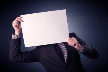 Boş kağıt tutan iş adamı