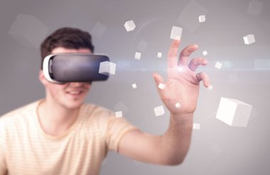 Adam sanal gerçeklik gözlüğü takıyor.