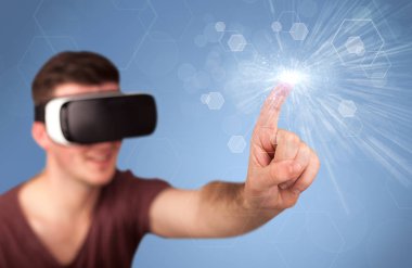 Adam sanal gerçeklik gözlüğü takıyor.