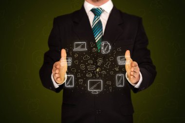 Ağ simgeleri tutan işadamı