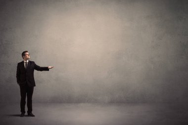 Boş duvarın önünde duran işadamı