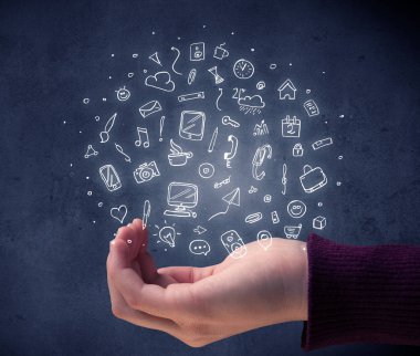 Karışık çizimler tutan el