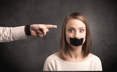 Kadına gösteren bir el