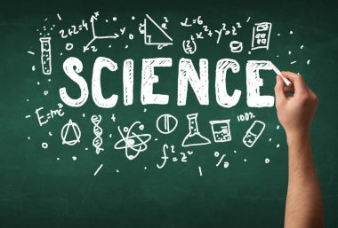 Olgun bilim adamı gemide çizim yapıyor.