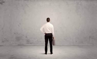 İş adamı boş kentsel alanda kayboldu