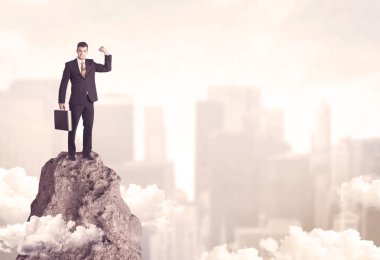 Tehlikeli cliff üzerinde emin iş adamı