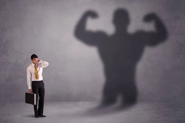 Hombre de negocios mirando su propio concepto de sombra fuerte ajuste — Foto de Stock