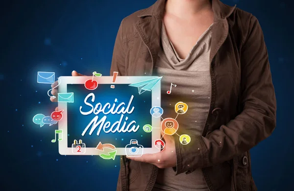 Mulher segurando tablet com gráficos de mídia social — Fotografia de Stock