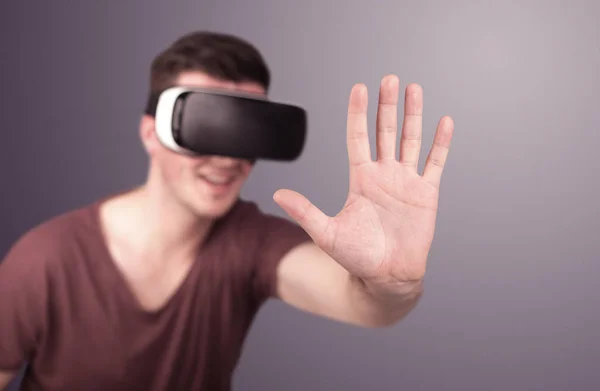 Man wearing virtual reality goggles — Stock Photo, Image