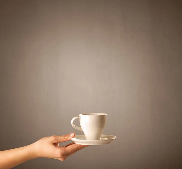 Female hand holding coffee cup — Stock Photo, Image