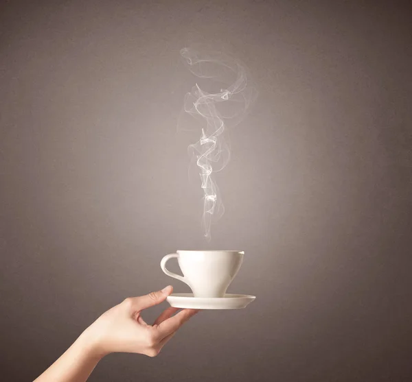 Mão feminina segurando xícara de café — Fotografia de Stock