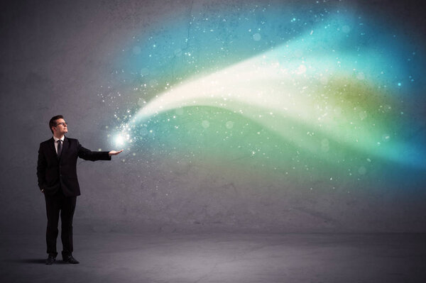 Бизнесмен держит свет
