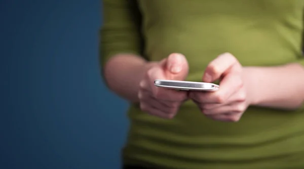 Jovem mulher segurando smarthphone na mão — Fotografia de Stock