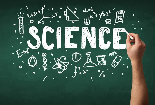 Olgun bilim adamı gemide çizim yapıyor.