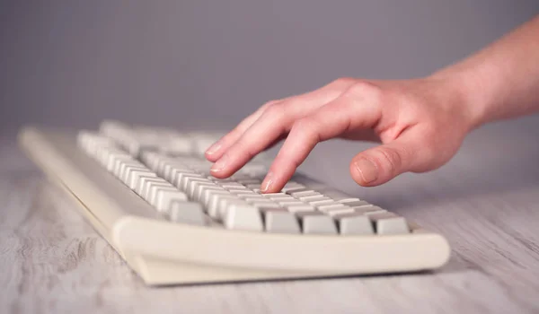 Primo piano di mano premendo i pulsanti della tastiera — Foto Stock