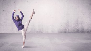 Boş geçmişi olan güzel bir şehir dansçısı.