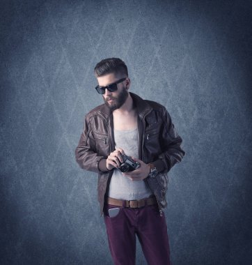 Zarif kıyafetler giymiş sakallı hippi.