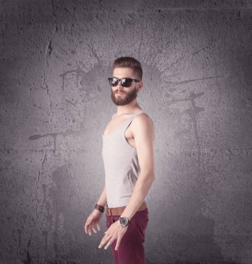 Sakallı ve güneş gözlüklü şık bir erkek.