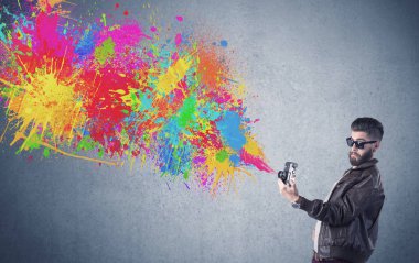 Kamera ve boya sıçratan hippi adam.