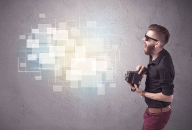 Retro kameralı hippi adam iş başında.