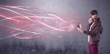 Kamera ve parlak çizgileri olan zarif bir hippi.