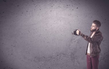 Klasik kamera ve sakallı hippi adam.