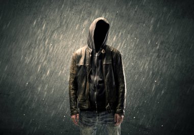 Kapüşonlu hayalet yüzlü adam