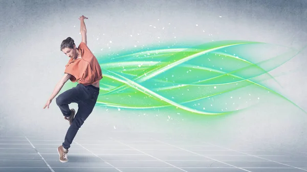 Bailarina de hip hop posando con líneas verdes —  Fotos de Stock