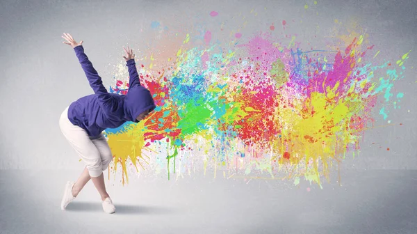 Joven bailarina callejera colorida con salpicadura de pintura — Foto de Stock