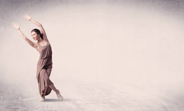 Moderne Balletttänzerin führt Kunstsprung mit leerem Hintergrund auf — Stockfoto