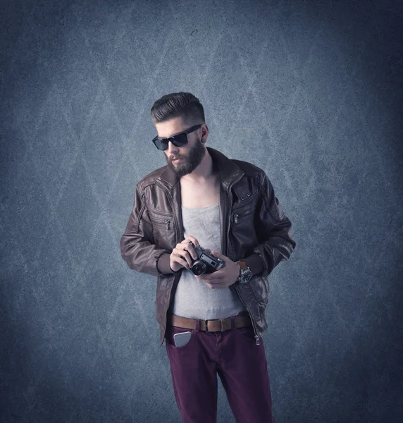 Zarif kıyafetler giymiş sakallı hippi.